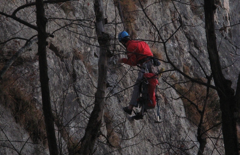 Beim Einrichten der Abseilpiste